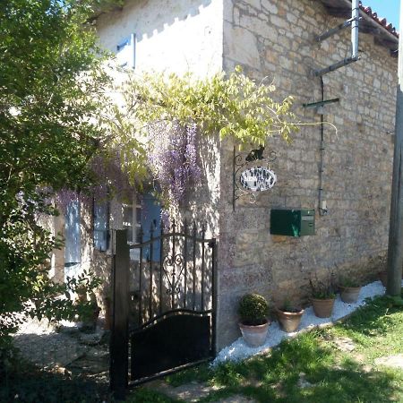Chat Noir Gite Et Chambre D'Hotes Genouille  Exterior photo