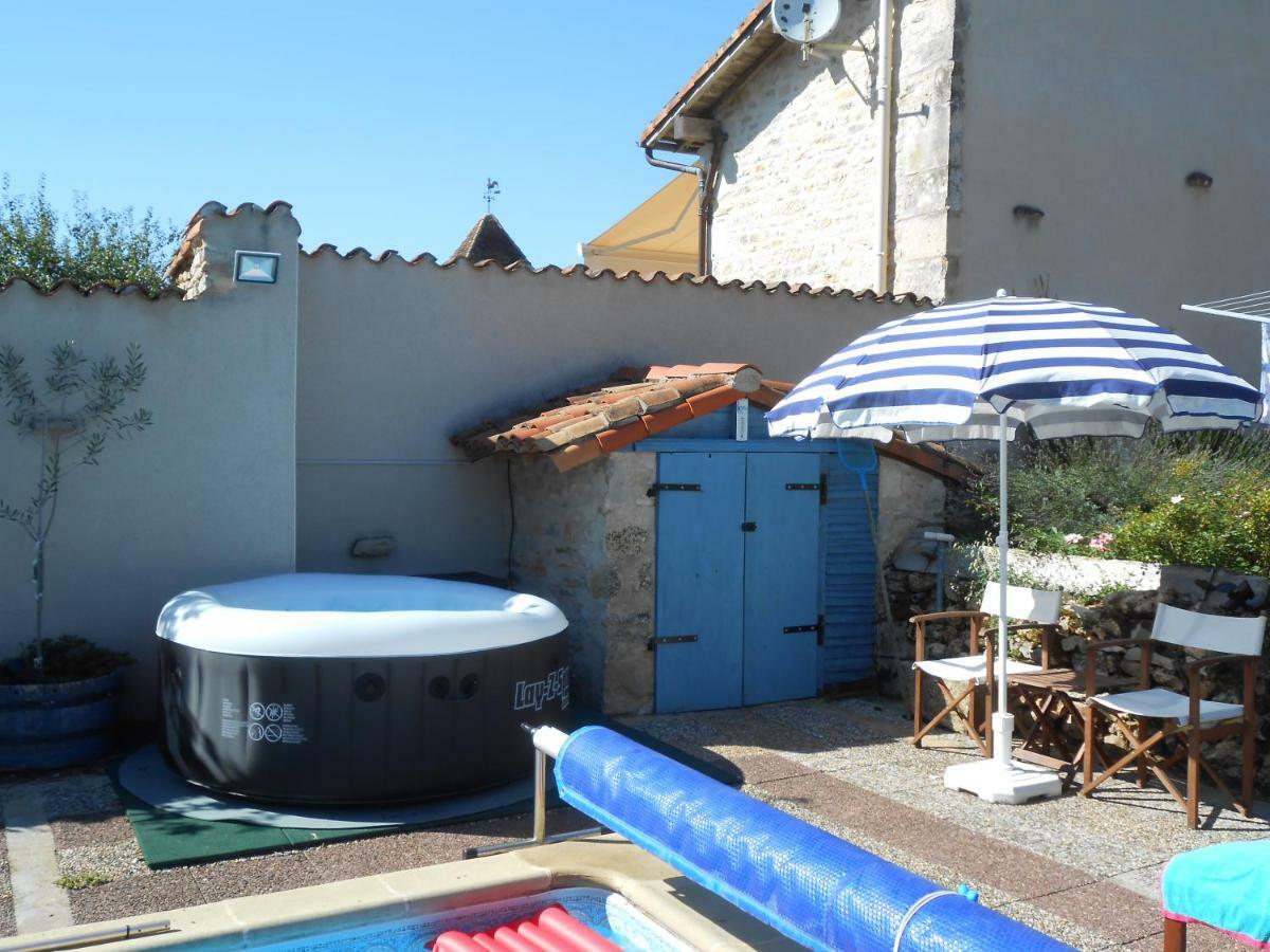 Chat Noir Gite Et Chambre D'Hotes Genouille  Exterior photo