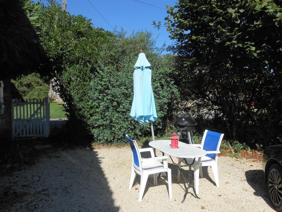 Chat Noir Gite Et Chambre D'Hotes Genouille  Exterior photo