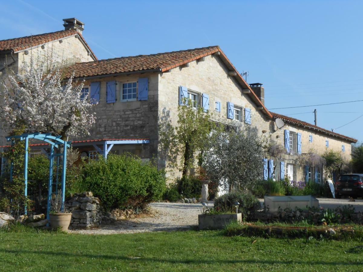 Chat Noir Gite Et Chambre D'Hotes Genouille  Exterior photo