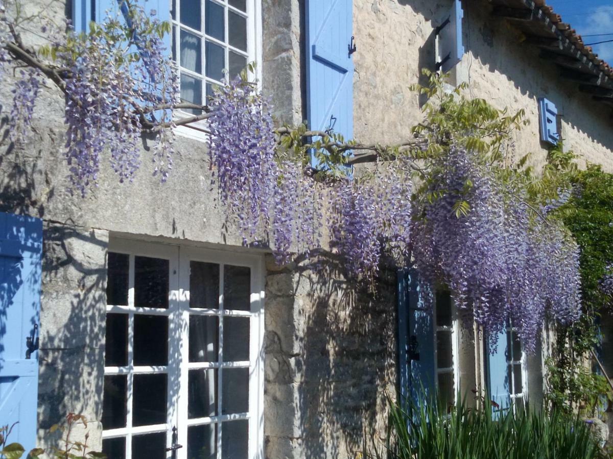Chat Noir Gite Et Chambre D'Hotes Genouille  Exterior photo