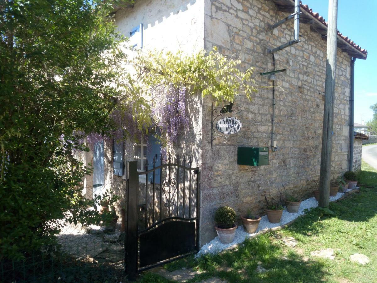 Chat Noir Gite Et Chambre D'Hotes Genouille  Exterior photo